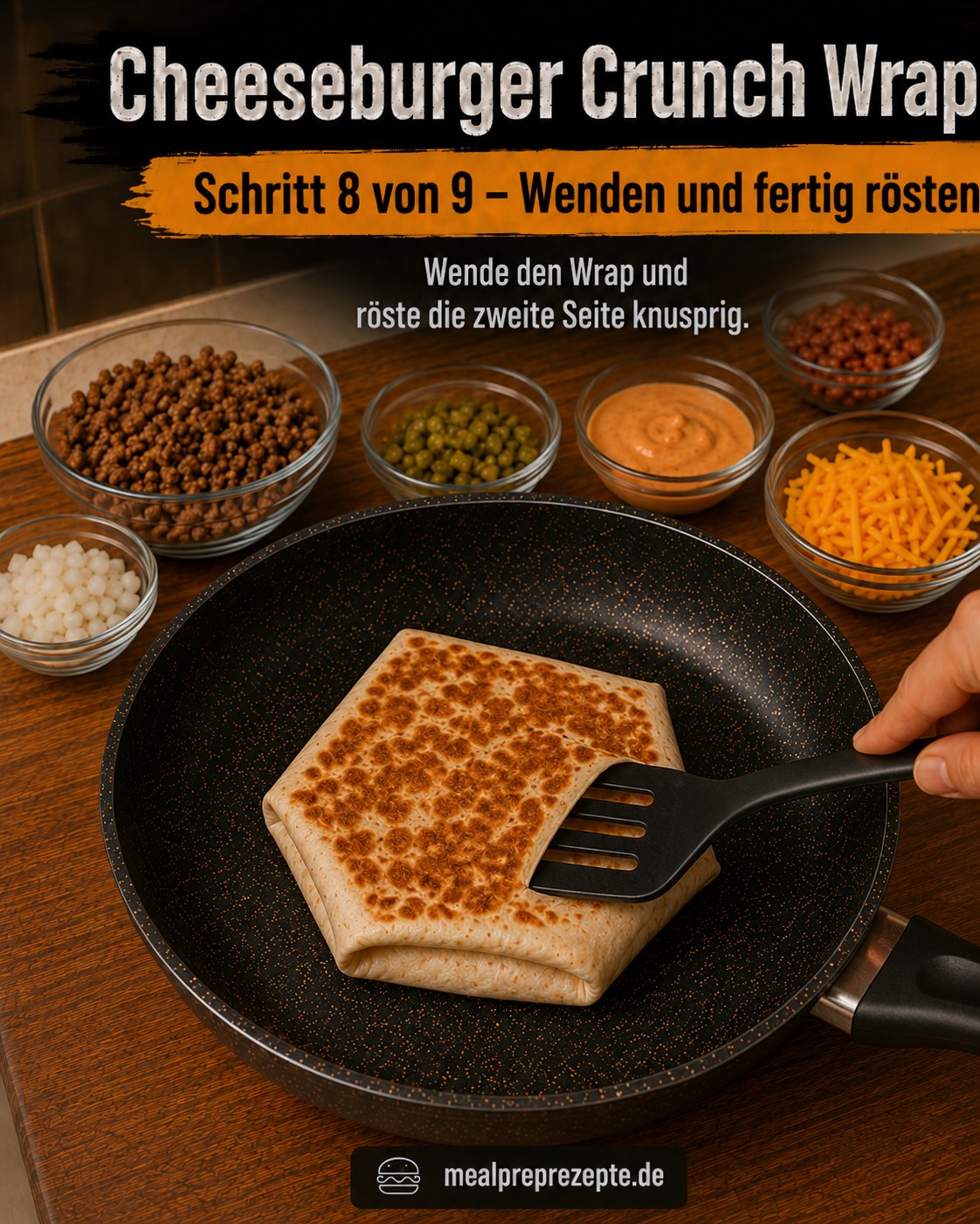 Cheeseburger Crunch Wrap wird gewendet und auf der zweiten Seite knusprig fertig gebraten
