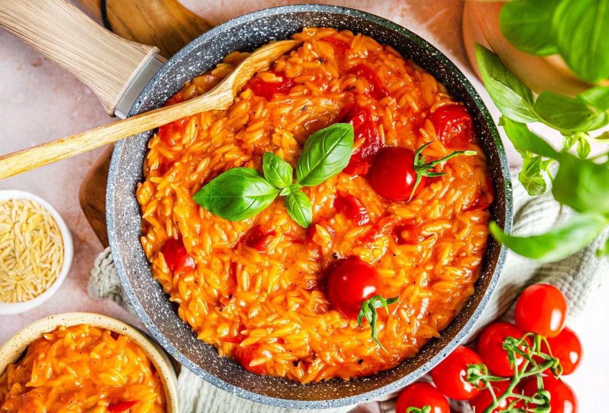 Cremige Kritharaki Sauce im Topf