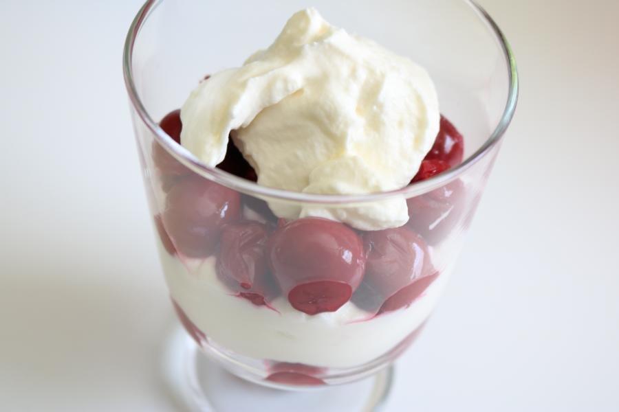 Sahnecreme mit Kirschen