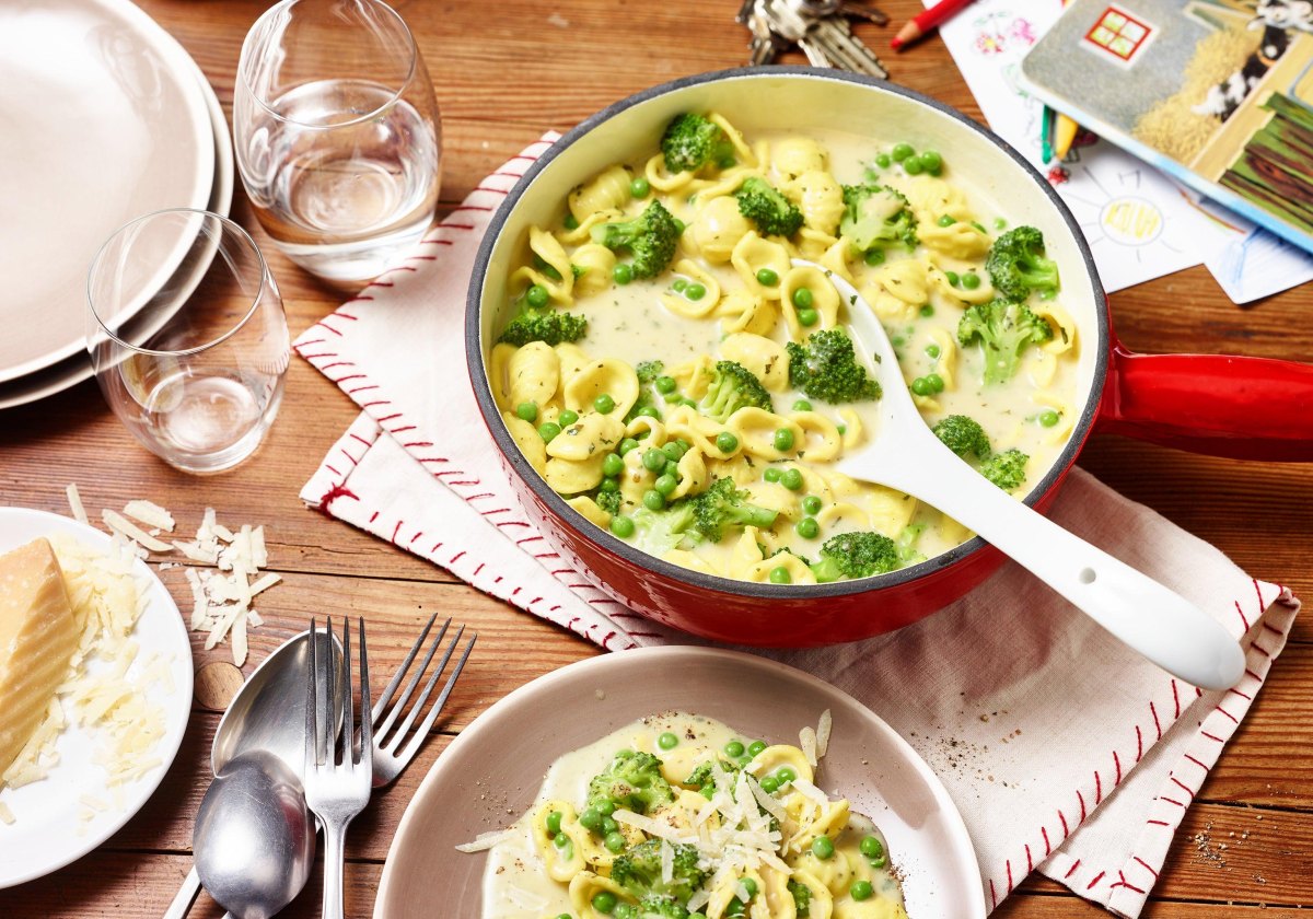 Cremige Sauce mit Brokkoli und Erbsen