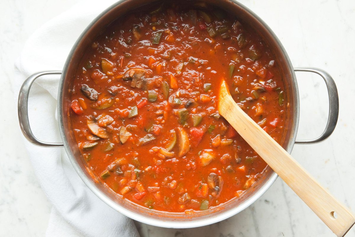 Cremige Tomatensauce mit Gemüse gekocht