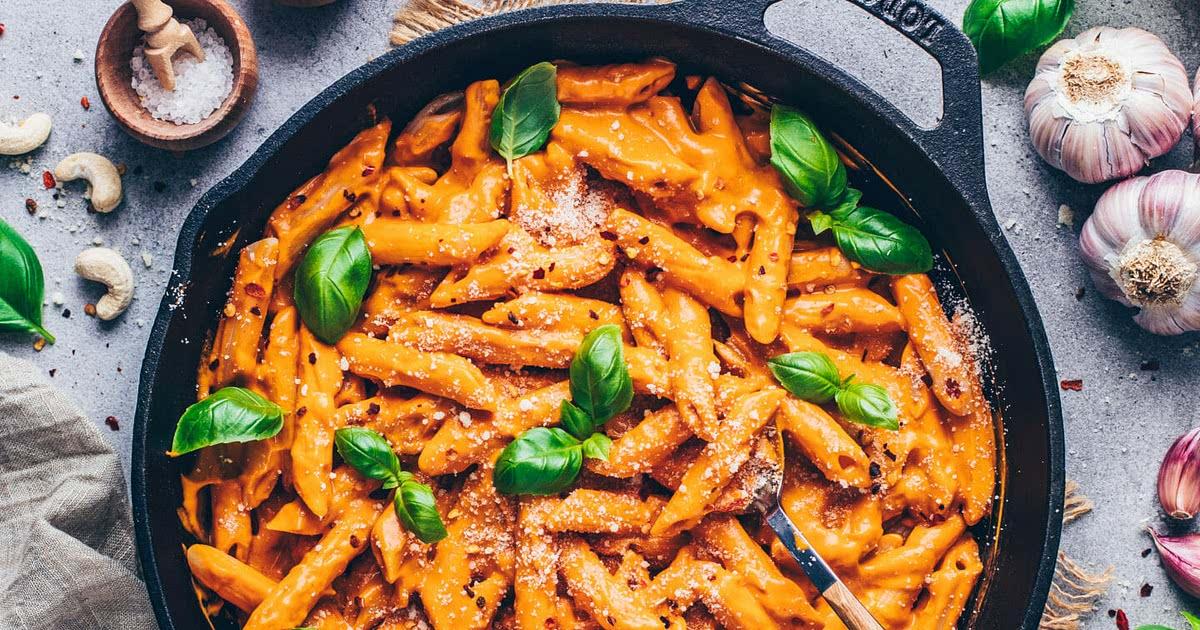 Cremige vegane Tomatensoße im Topf