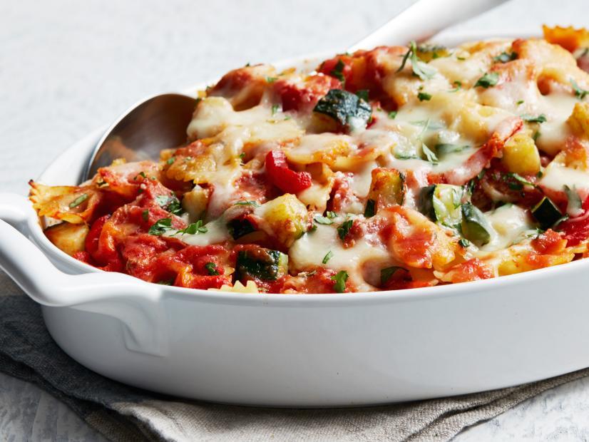 Gemüse und Kräuter für Ofenpasta