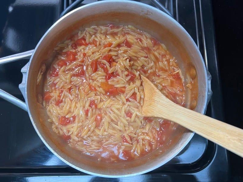 Kritharaki Garzeit im Topf prüfen