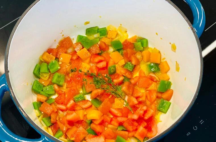 Gemüse für One Pot Gericht vorbereiten