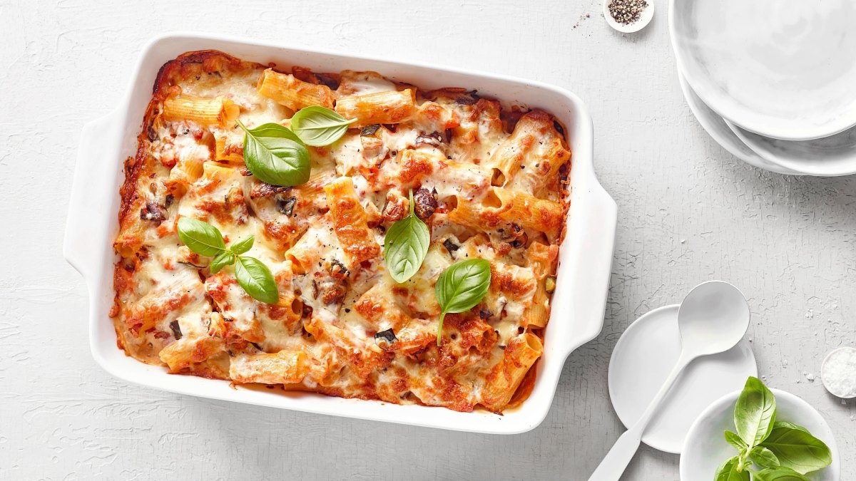 Vegetarische Rigatoni al forno goldbraun gebacken