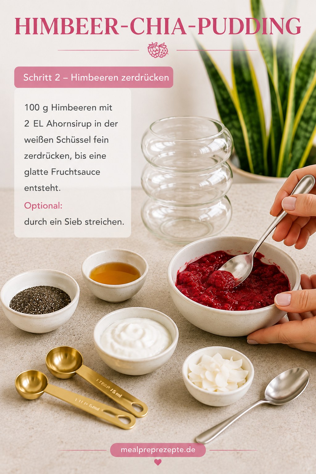 Himbeeren werden für Himbeer Chia Pudding mit Kokosflocken mit Ahornsirup fein zerdrückt
