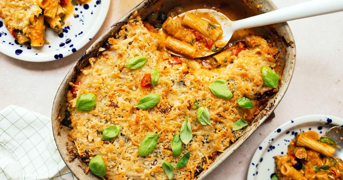 Goldbraune Käsekruste auf Pasta