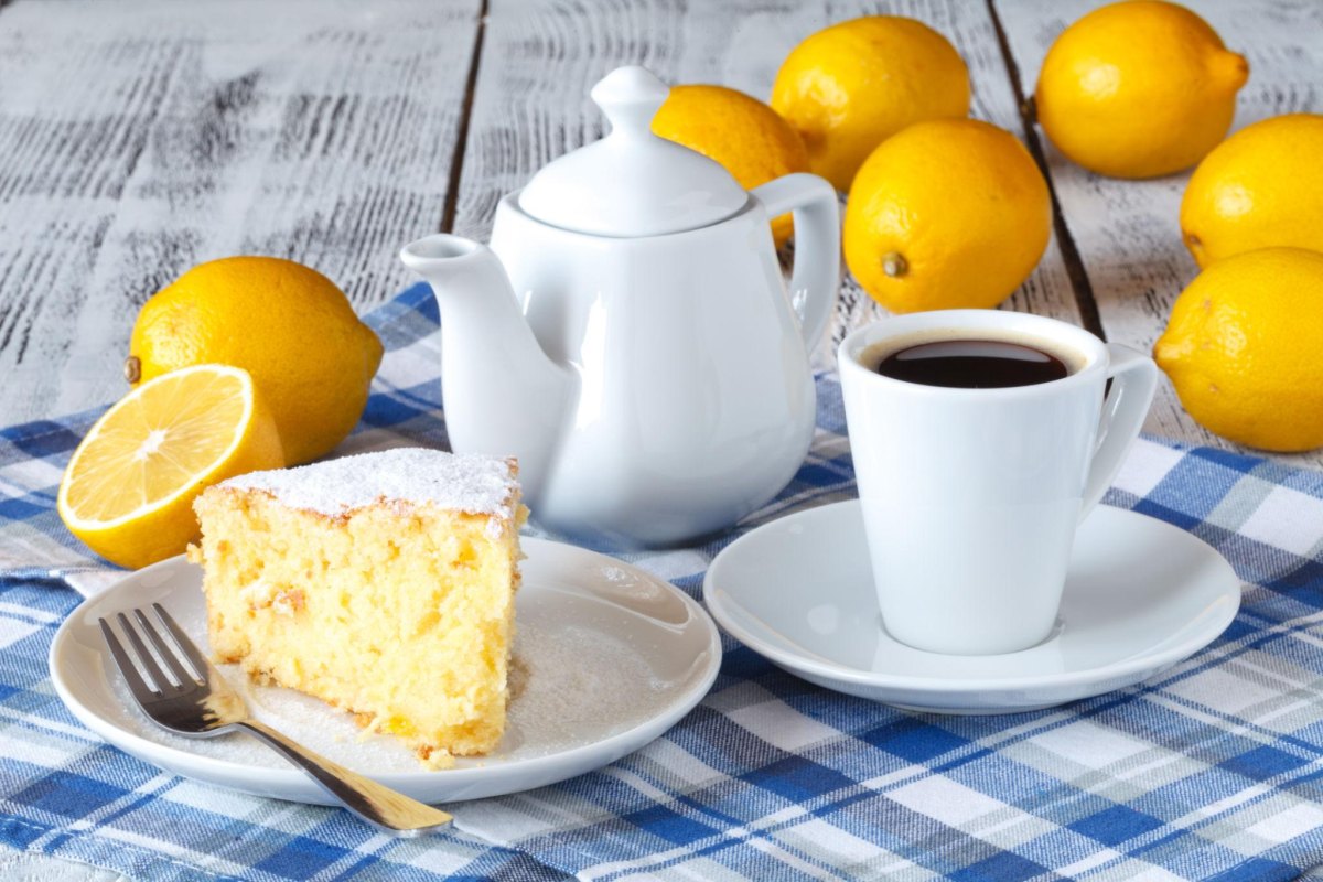 Zitronenkuchen bei Kaffeetafel