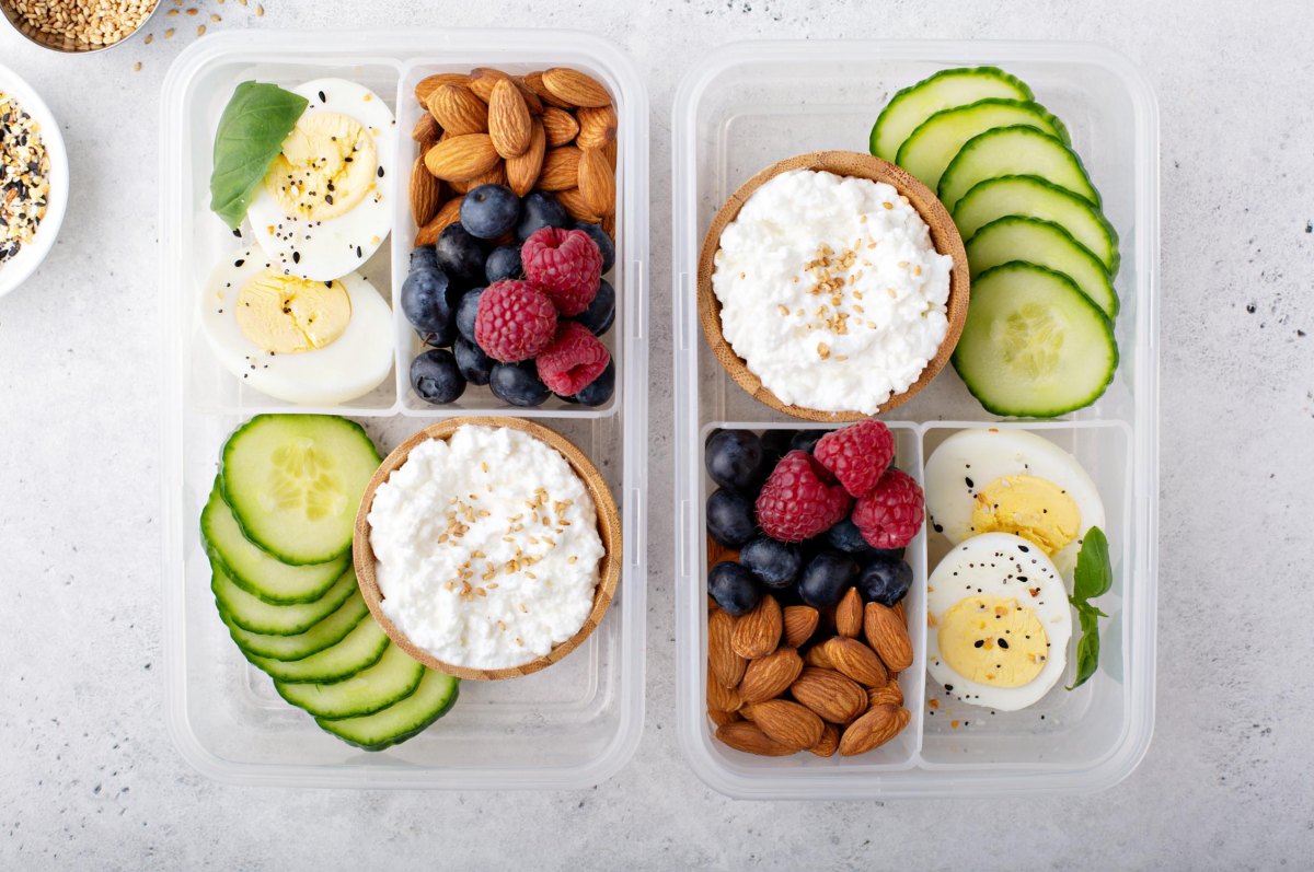 Meal Prep Hüttenkäse Bowl im Behälter