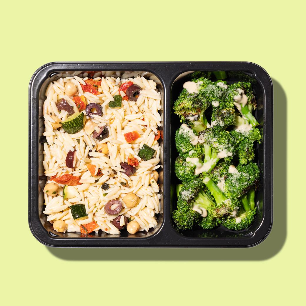 Meal Prep Behälter Kritharaki Gemüse