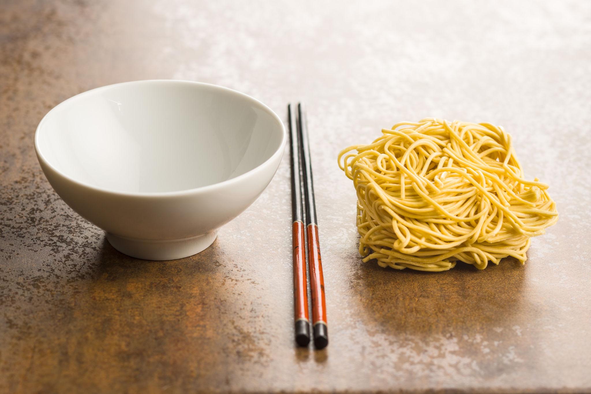 Mie Nudeln vor dem Kochen