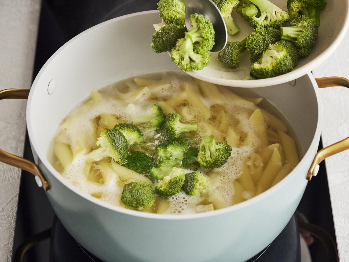 Pasta und Brokkoli im Kochtopf