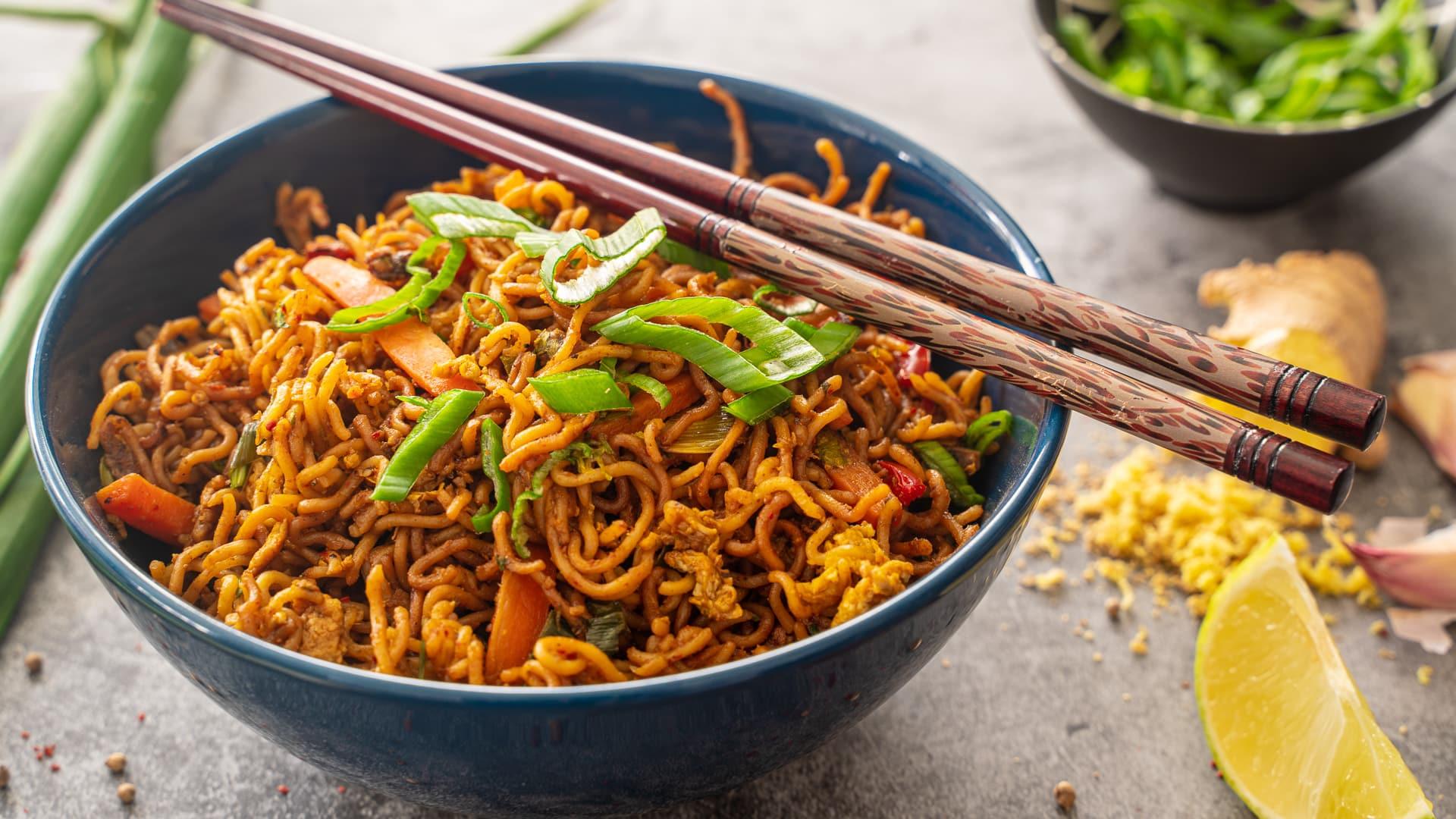 Schön angerichtete Mie Nudeln