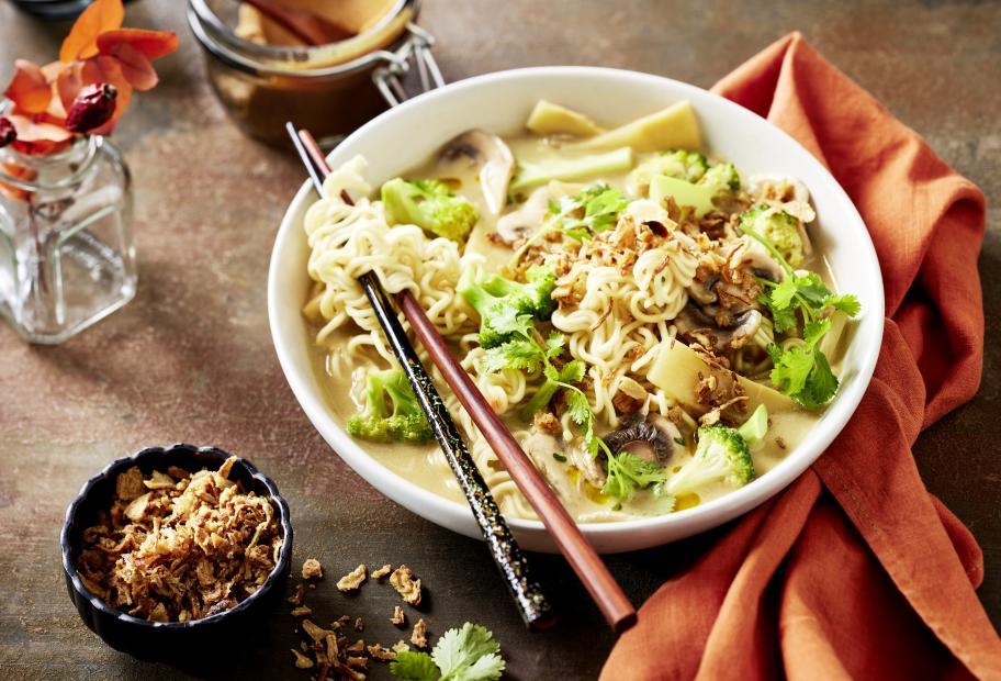 Servierte One Pot Mie Nudeln Schüssel