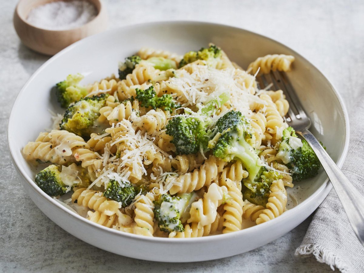 Servierte One Pot Pasta mit Brokkoli