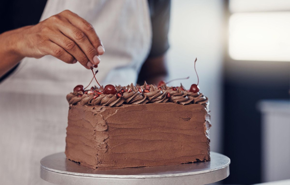 Geschichtete Kirsch Torte dekorieren