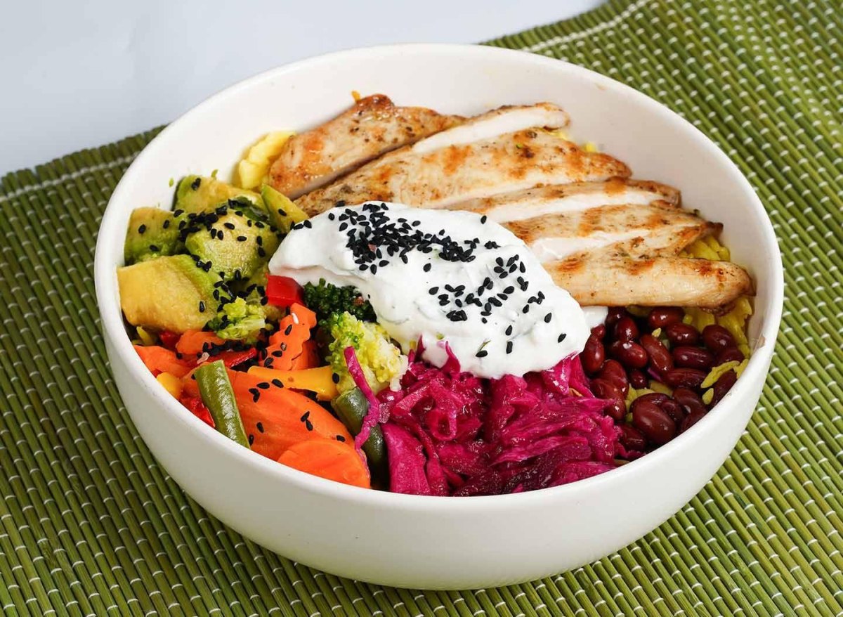 Chicken Bowl mit Sauce und Toppings