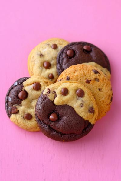18. Backen Rezepte Cookies als Schoko-Minze-Cookies mit dunkler Oberfläche und frischem Duft