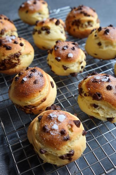 2. Blätterteig-Schnecken für Backen Rezepte Salzig mit Spinat, Feta und Sesamkruste