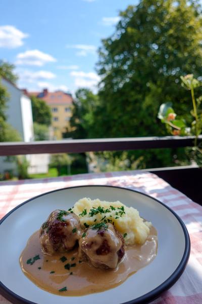 10. Saftiger Schweinebraten mit Kartoffeln in Rezepte mit Fleisch und Kartoffeln mit dunkler Kruste und Apfel-Zwiebel-Sauce