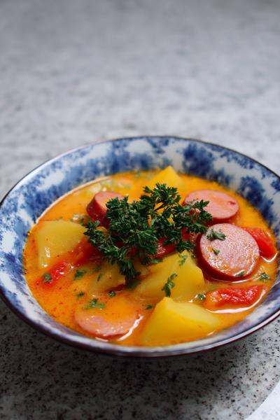 5. Blechkartoffeln mit Fleischwurst in Rezepte mit Fleischwurst und Kartoffeln mit Rosmarinzweigen und Ofenröstaromen