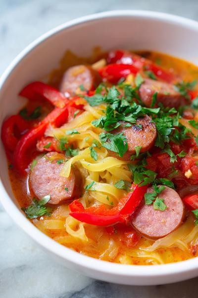 11. Kartoffel-Nudel-Eintopf mit Würstchen und Paprika