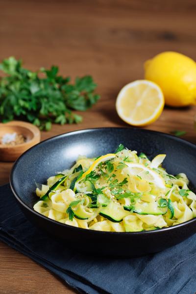 13. Kartoffel-Nudel-Pfanne mit Zucchini und Zitrone
