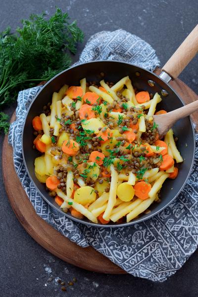 18. Kartoffel-Nudel-Pfanne mit Linsen und Karotten