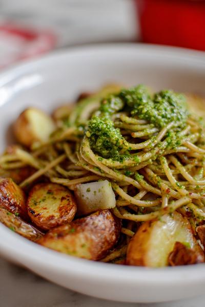 2. Geröstete Ofenkartoffeln mit Pesto-Nudeln