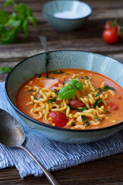 23. Kartoffel-Nudel-Suppe mit Tomate und Basilikum