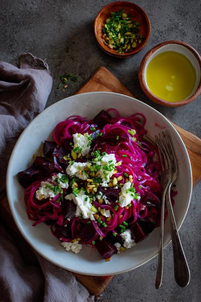 25. Kartoffel-Nudel-Pfanne mit Rote Bete und Ziegenkäse