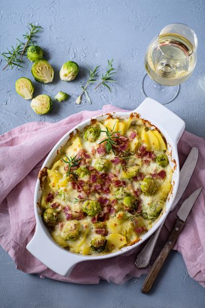 26. Kartoffel-Nudel-Gratin mit Rosenkohl und Speck