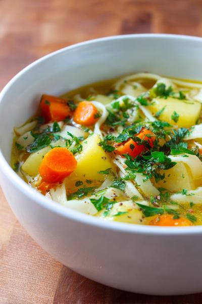 5. Kartoffel-Nudel-Suppe mit Wurzelgemüse und Kräutern