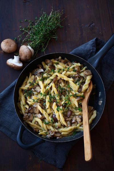 8. Kartoffel-Nudel-Pfanne mit Pilzen und Thymian