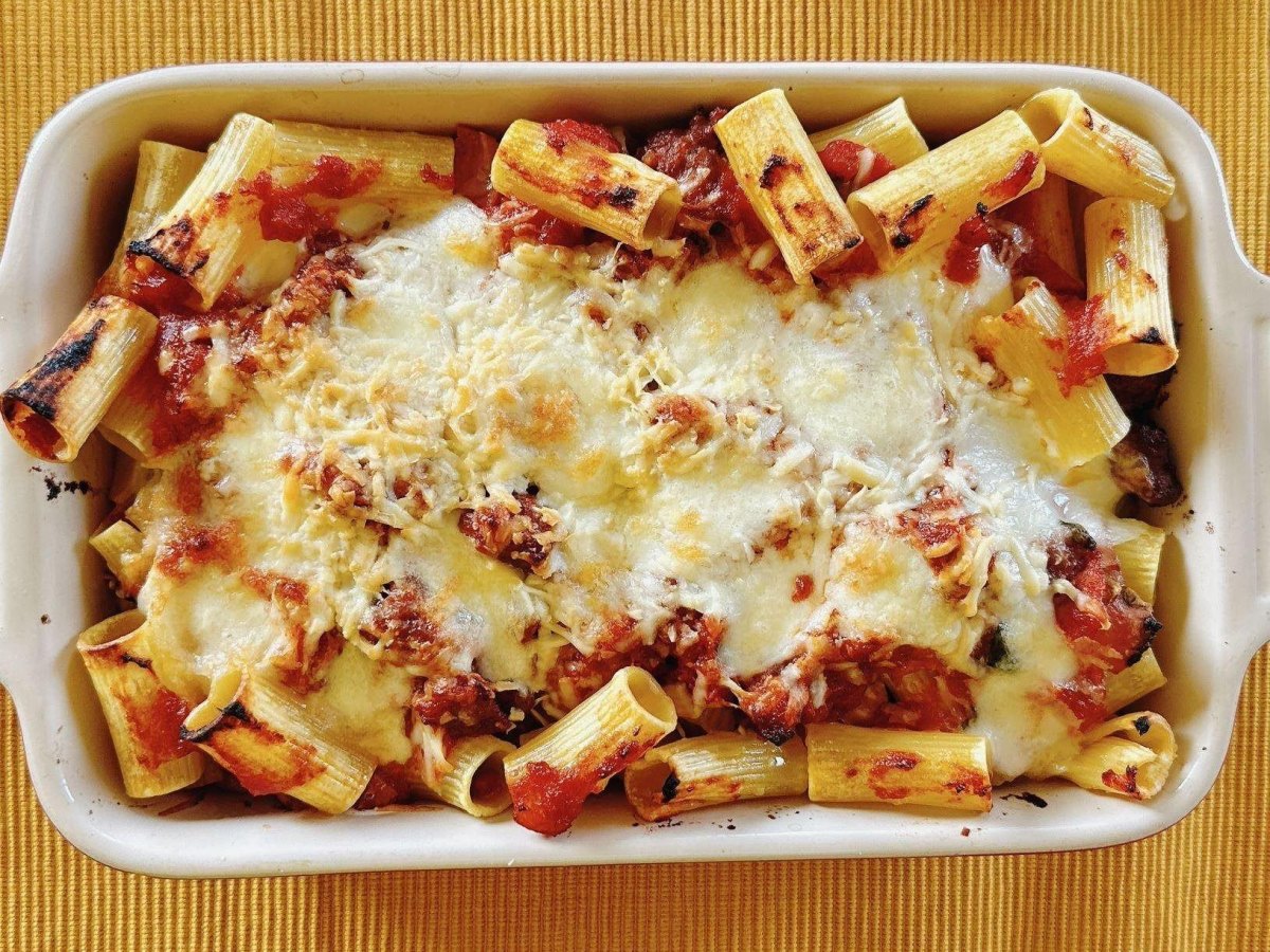 Rigatoni mit Sauce und Käse geschichtet