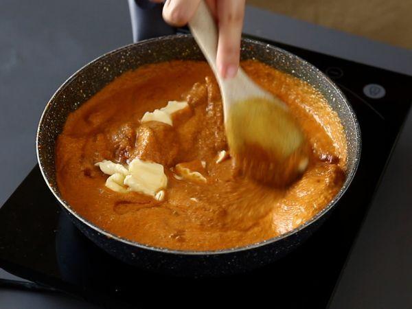 Cremige Butter Chicken Sauce im Topf