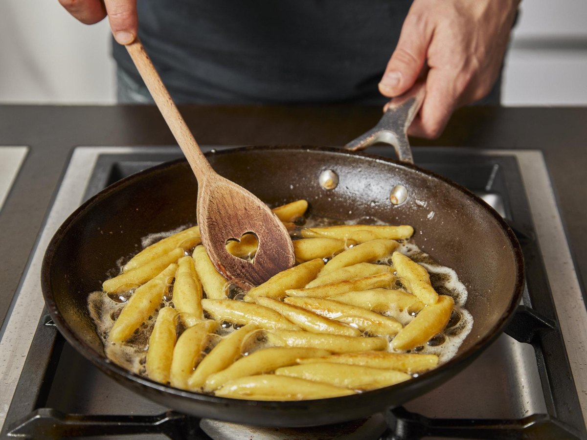 Goldbraune Schupfnudeln in Pfanne
