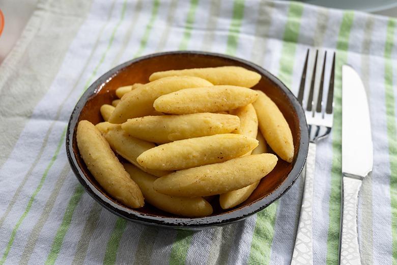 Frische Schupfnudeln in Schale