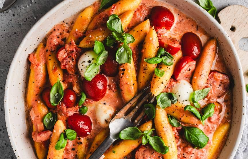 Schupfnudelpfanne mit Tomaten und Mozzarella