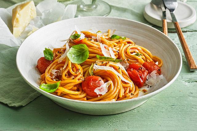 Servierte vegane One Pot Tomatenpasta