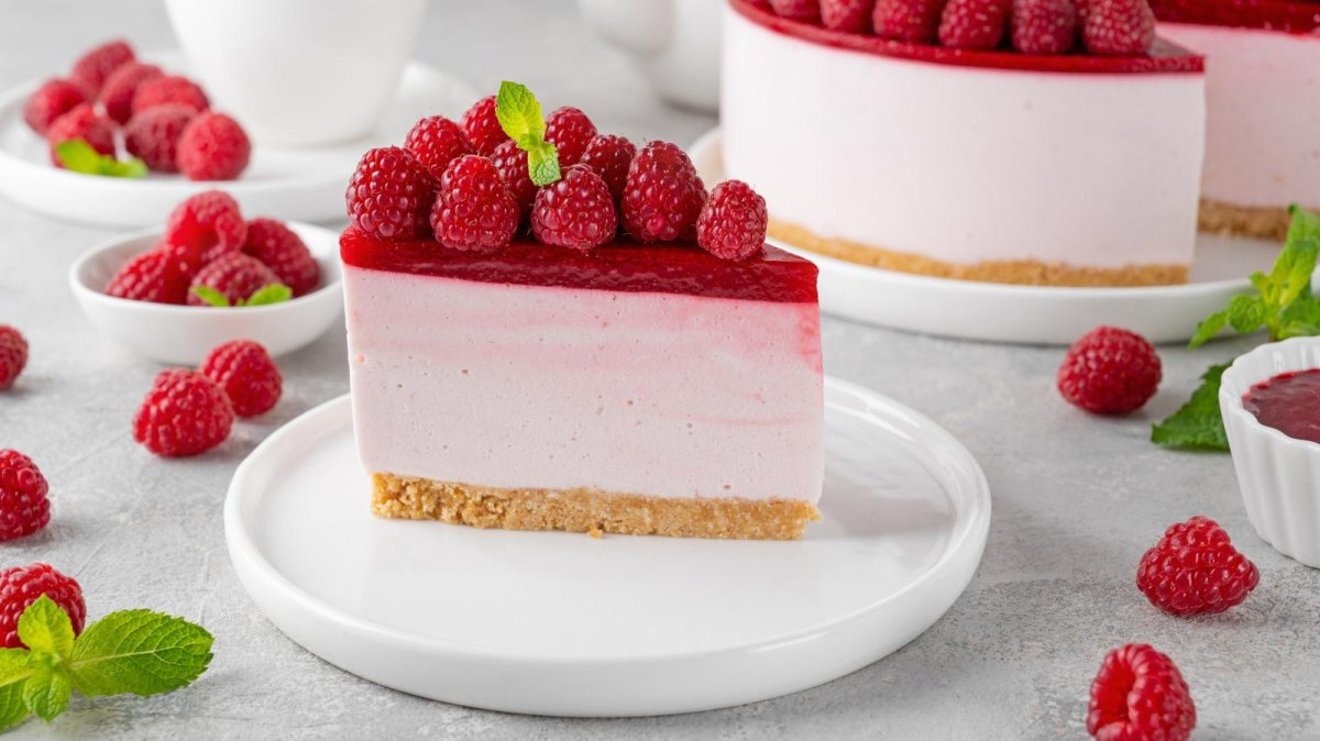 Fertiger Himbeer Käsekuchen auf Teller