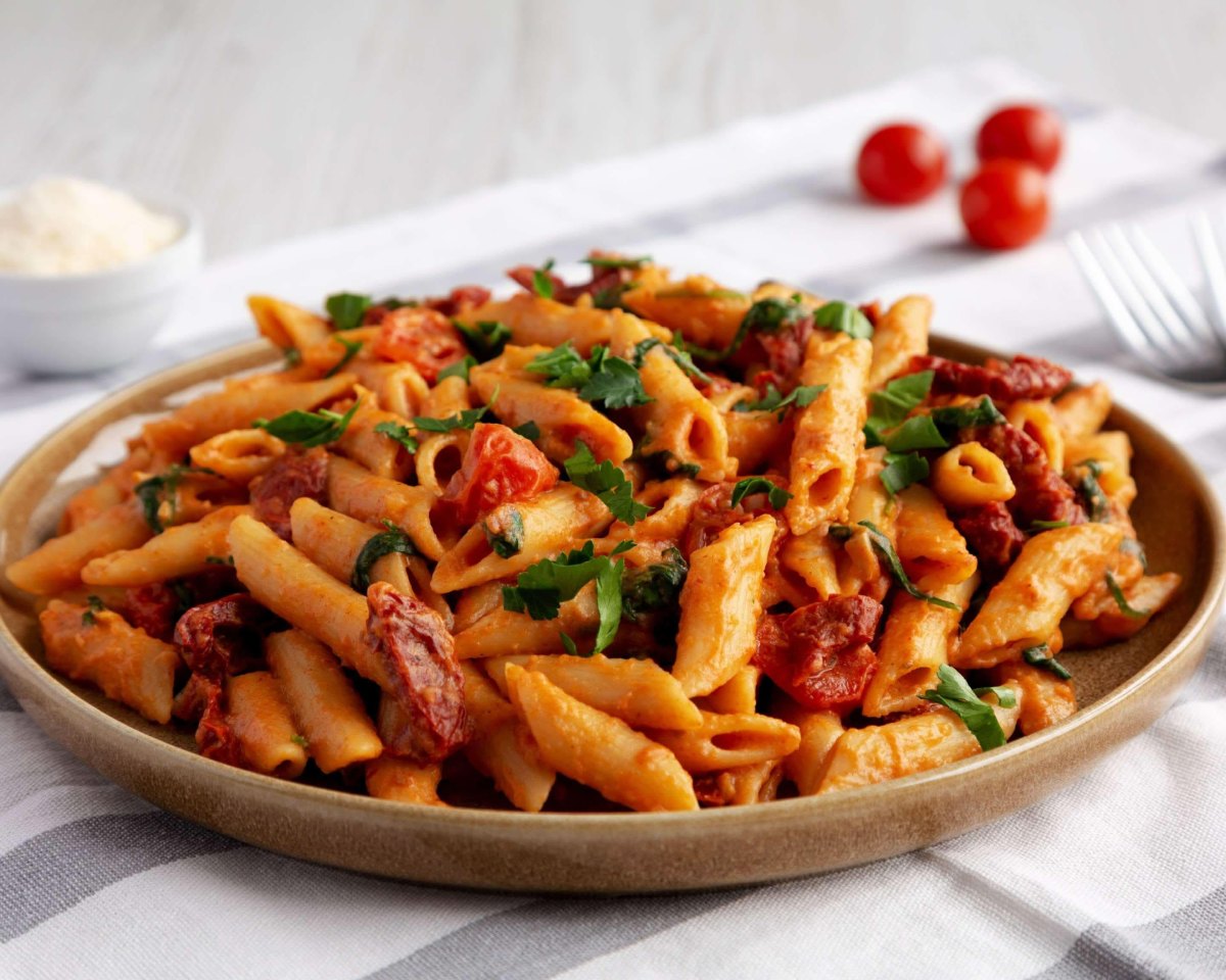 Angerichtete vegane Pasta mit Tomaten