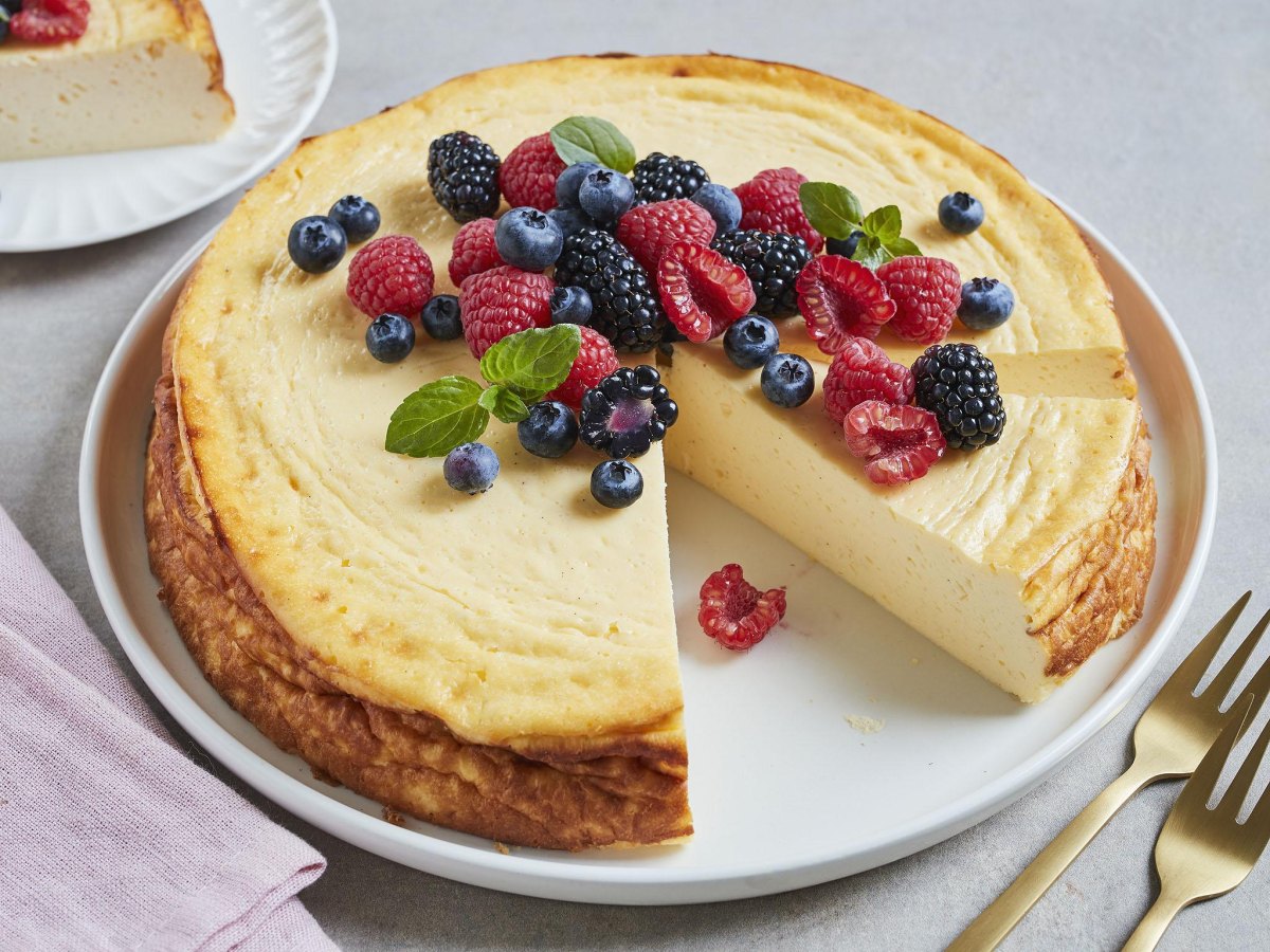 Käsekuchen mit Beeren serviert