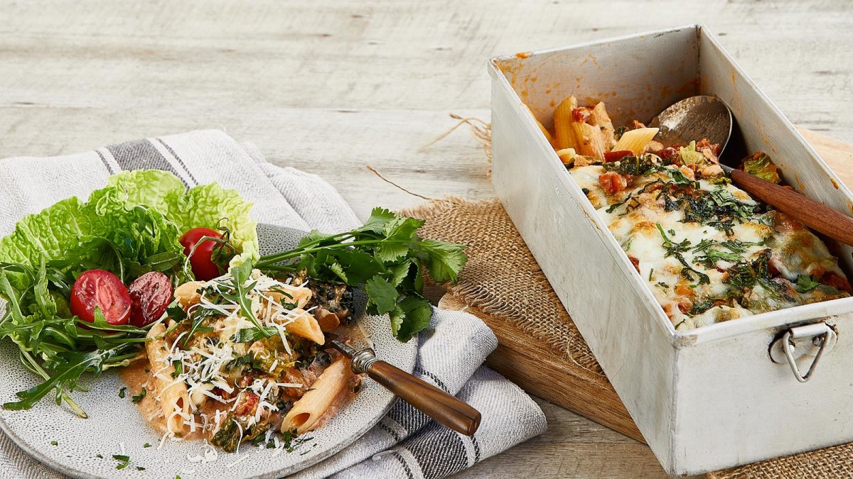 Servierte vegetarische Ofenpasta mit Beilagen