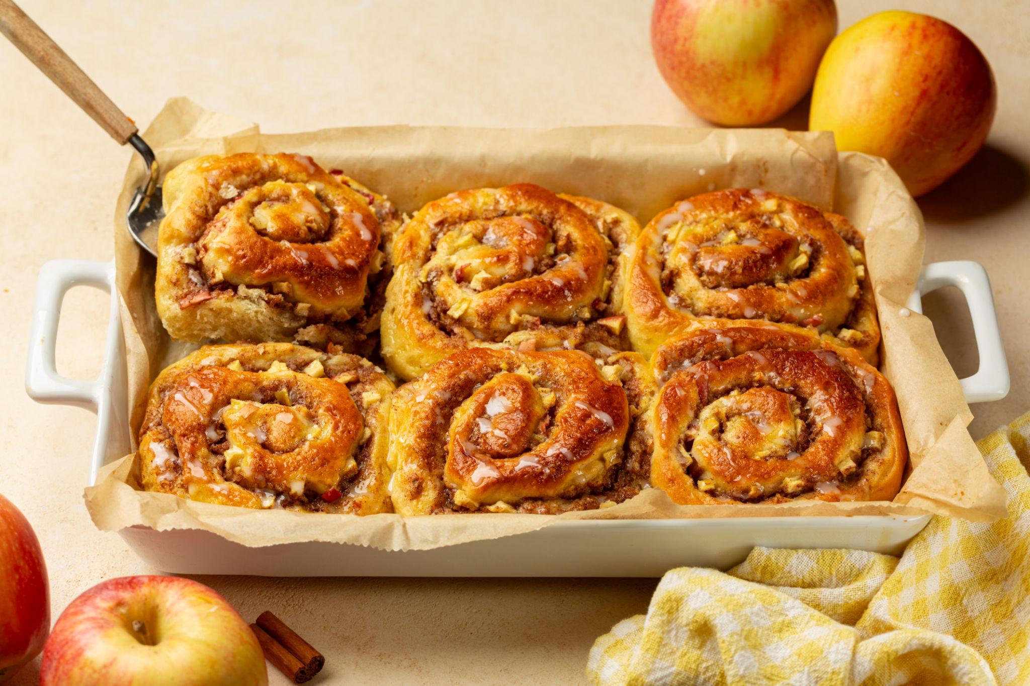 Zimtschneckenkuchen mit Äpfeln Nüssen