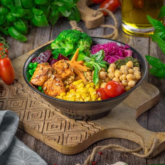 Vegane Bowl mit Tofu und Gemüse