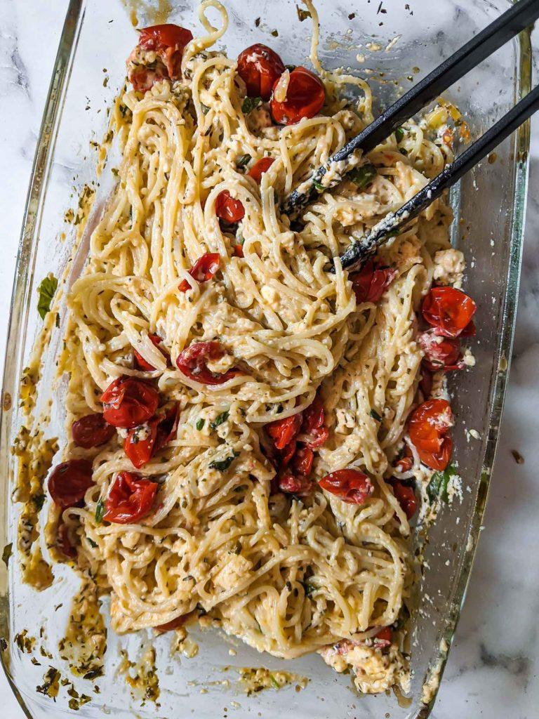 Pasta mit Feta Sauce vermischen