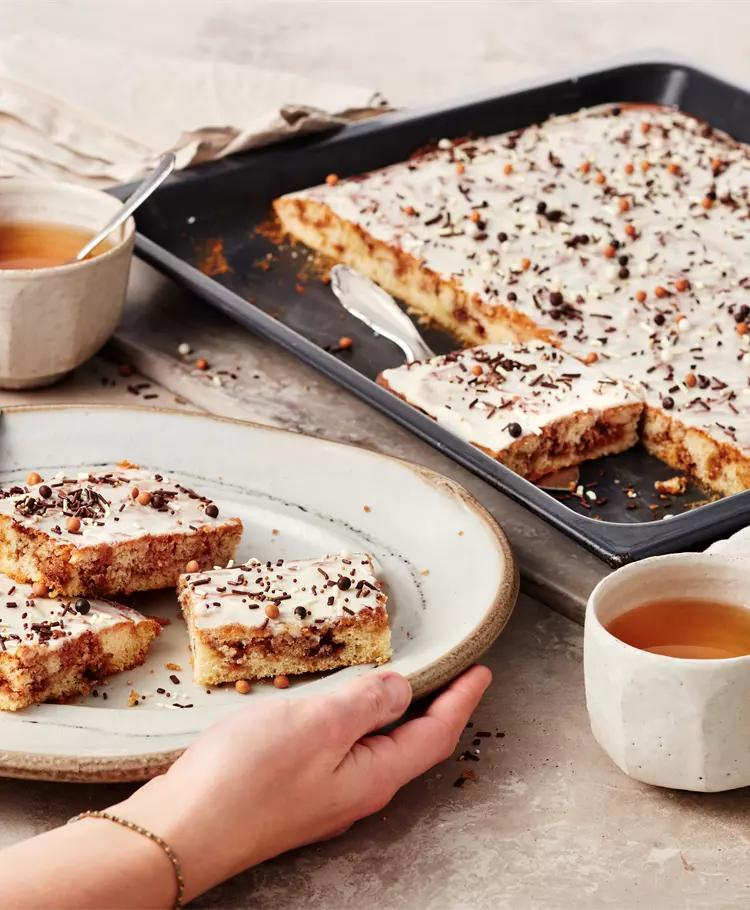 Geschnittene Zimtschnecken auf Kuchenplatte