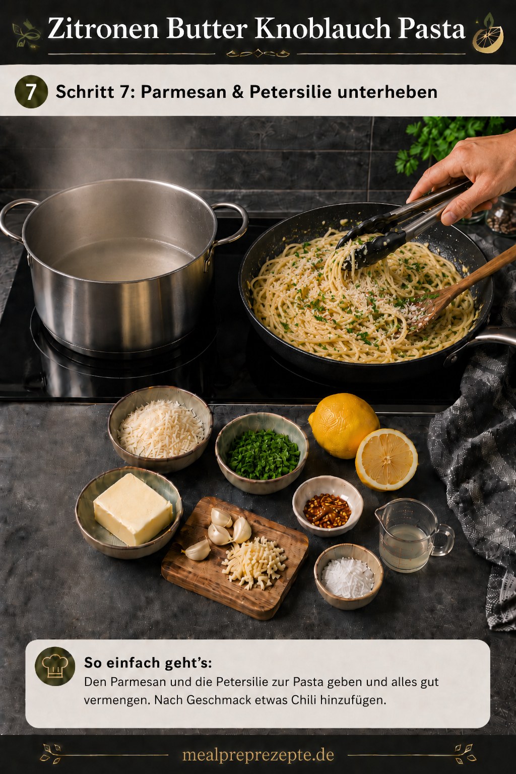 Geriebener Parmesan und frische Petersilie werden unter die Zitronen Butter Knoblauch Pasta gehoben